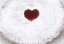 Caprese al pistacchio | Dolce soffice e facilissimo da realizzare Dolce con frutta secca e cioccolato