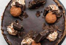 Cheesecake al caffè e amaretti | Dolcino freddo facilissimo e goloso Torta con base di biscotti e burro farcita con crema al caffè e glassa al cioccolato