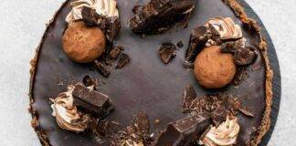 Torta con base di biscotti e burro farcita con crema al caffè e glassa al cioccolato
