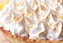 Torta di frollini con crema, ganache e meringhe
