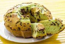 Ciambella pistacchio e gocce di cioccolato AdobeStock