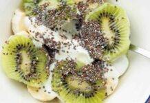 Colazione nutriente con kiwi semi di chia