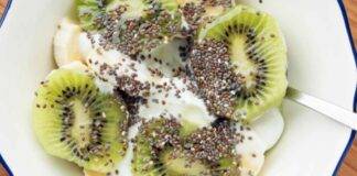 Colazione nutriente con kiwi semi di chia