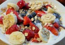 Colazione con yogurt greco e mirtilli | Semplicissima e salutare Colazione con frutta fresca