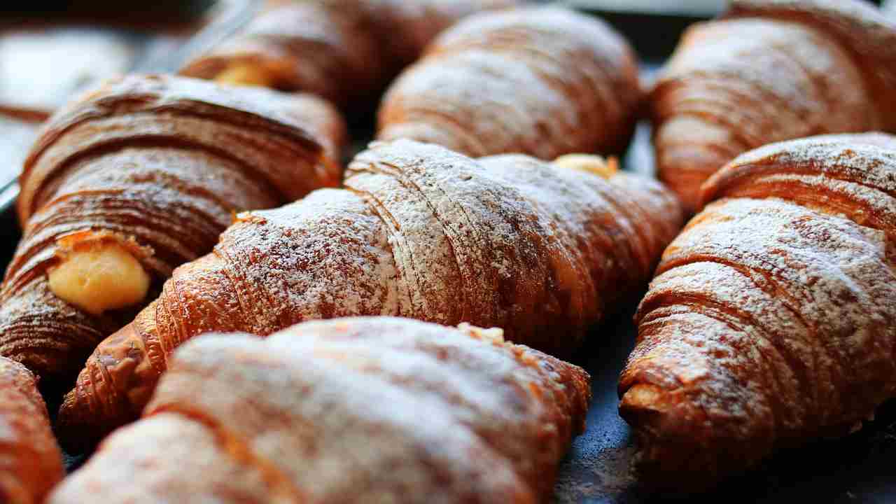 Cornetti alla francese con crema  Soffici per la colazione perfetta