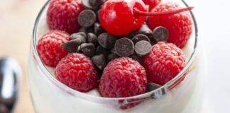 Dolcino al cucchiaio con frutta di stagione