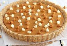 Crostata fredda con crema al caramello e cioccolato bianco | favolosa Crostata fredda con crema al caramello e cioccolato bianco