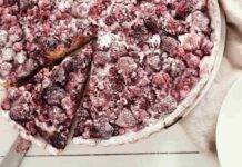 Crostata lamponi e mirtilli con frolla allo yogurt | Dolce semplice e invitante Dolce con base di pasta frolla, marmellata e frutta estiva