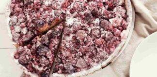 Dolce con base di pasta frolla, marmellata e frutta estiva