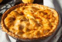 Crostata ripiena di pesche e amaretti | Una torta squisitissima Crostata ripiena di pesche