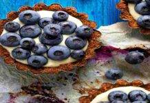 Crostatine al cioccolato con crema allo yogurt e mirtilli | irresistibili Crostatine al cioccolato con crema allo yogurt e mirtilli