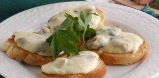 Pane tostato con formaggio, verdure e affettato