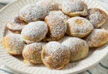 Dolcini tipici nostrani di pasta frolla ripieni di formaggio e cioccolato