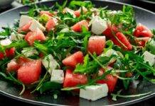 Finger food di verdura, frutta estiva e formaggio vegan