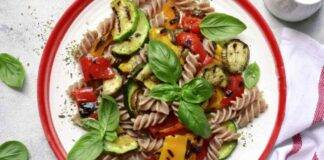 Finger food di pasta con peperoni, zucchine e pomodori