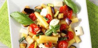 Insalata di verdura e formaggio