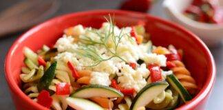 Piatto unico con verdure e formaggio
