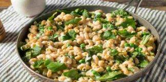 Maccheroni ai 4 formaggi con spinaci e piselli