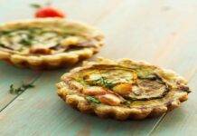 Mini quiche  con zucchine grigliate pomodoro e scamorza