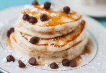 Pancakes di albumi e farina di riso | Frittelle morbide e facilissime Dolcini con gocce di cioccolato