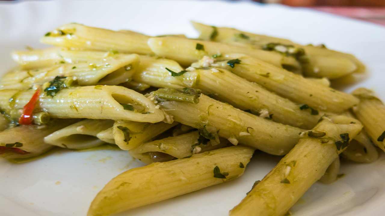 Pasta al pesto di salvia e mandorle | Perfetta sia fredda e sia calda