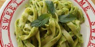 Tagliatelle con pesto e formaggio