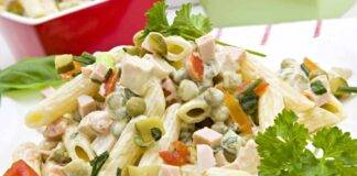 Pasta con verdure, maionese e prosciutto