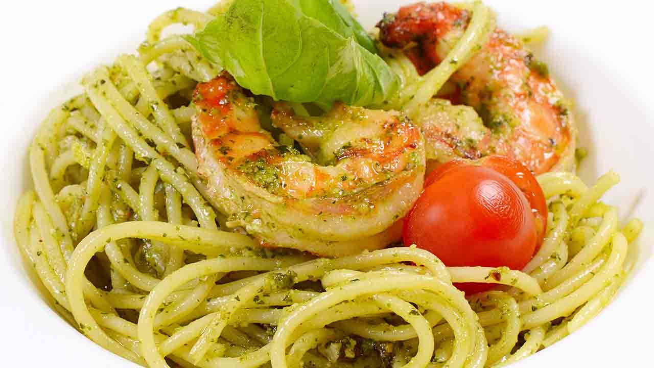 Spaghetti con gamberi e pesto