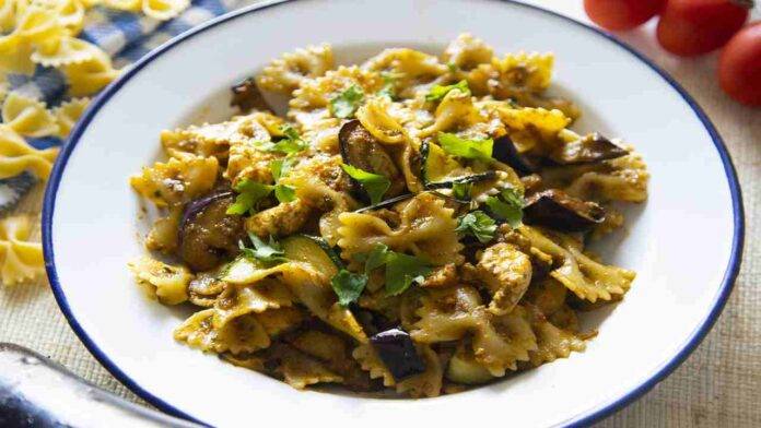 Pasta con melanzane zucchine e pesto di pomodori secchi