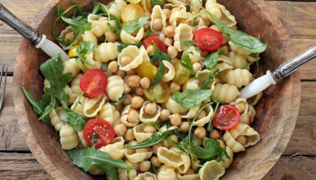 Pasta ceci rucola e pomodorini Gustosa e pronta in pochi minuti