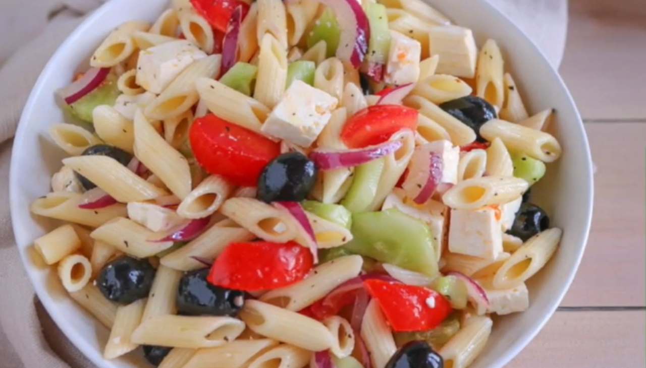 Pasta con pomodorini, feta, olive e cetrioli. Ricetta di Benedetta Rossi