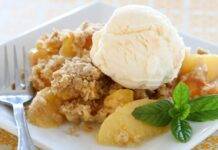 Pesche e amaretti | Dessert semplice da preparare e ricco di gusto Dessert con frutta scaldata e gelato