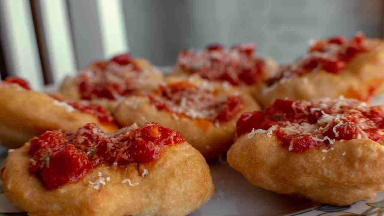 Pizza fritta napoletana ricetta preparazione ingredienti