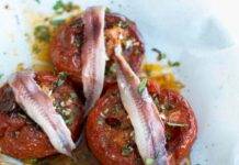 Pomodori al forno con alici | Deliziosi e facili da preparare Verdure al forno