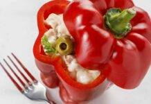 Peperoni ripieni di insalata russa, uno sfizio d’estate Peperoni ripieni con verdure a crudo e maionese