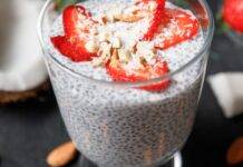 Dolcino al cucchiaio con latte e frutta