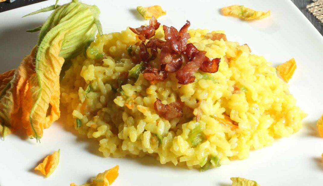 Risotto cremoso con fiori di zucca e pancetta croccante Favoloso