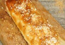 Dolce di albicocche con granella di zucchero