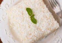 Semifreddo di biscotti al cocco | Dolcino rinfrescante veloce e goloso Dolce al cucchiaio fresco fatto a strati di biscotti e crema al cocco