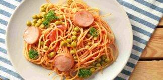Spaghetti con pomodoro wurstel e piselli