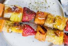 Frutta fresca al caramello
