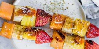 Frutta fresca al caramello