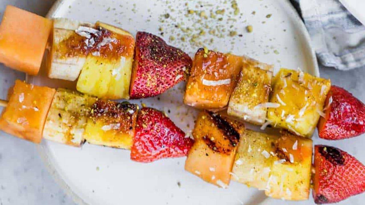 Frutta fresca al caramello