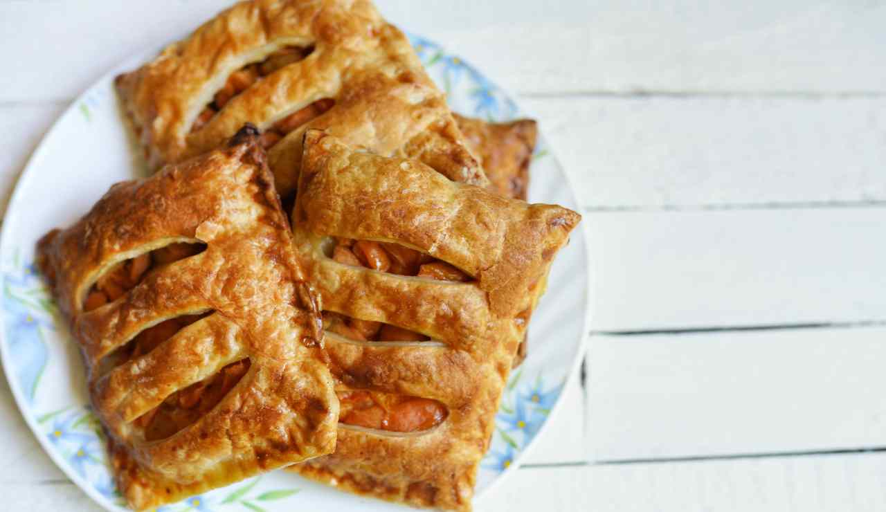 Strudel sfogliato con peperoni e caciotta