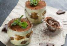 Tiramisù al cioccolato in bicchiere | Perfetto dopo pranzo Tiramisù al cioccolato