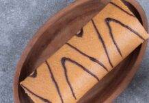 Dolce delicato con ripieno di crema al latte