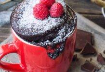 Dolcino al cucchiaio di cioccolato e frutta