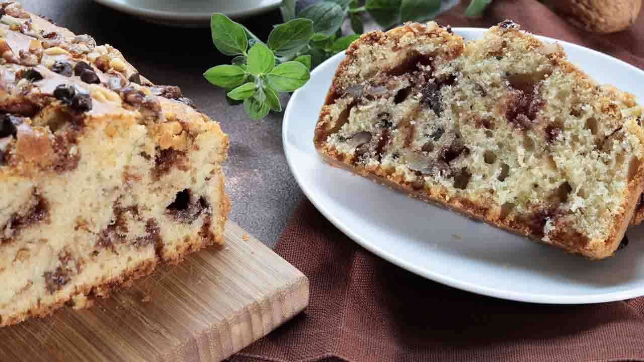 Plumcake senza lattosio con noci uvetta e cioccolato