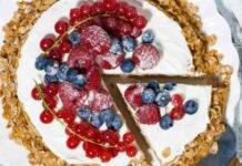 Dolce ai cereali con yogurt e frutta