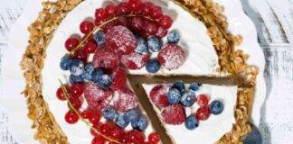 Dolce ai cereali con yogurt e frutta